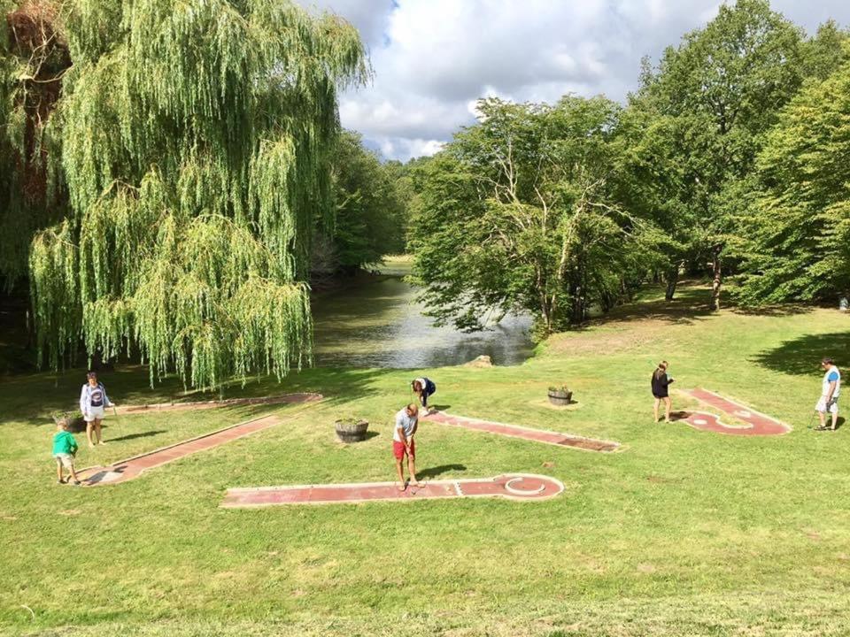 Camping Les Petites Minaudieres Hotell Saint-Sauveur  Exteriör bild