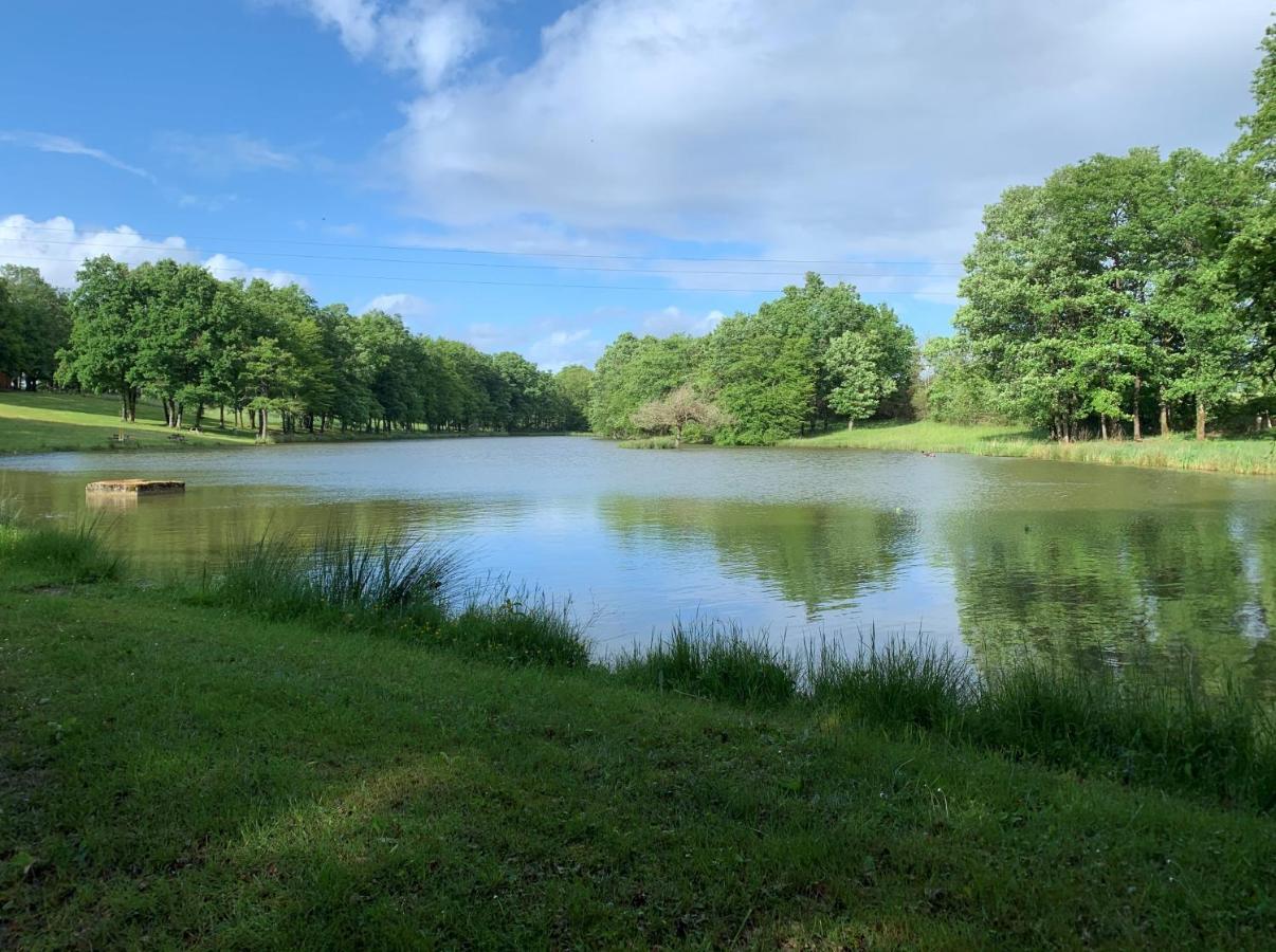 Camping Les Petites Minaudieres Hotell Saint-Sauveur  Exteriör bild