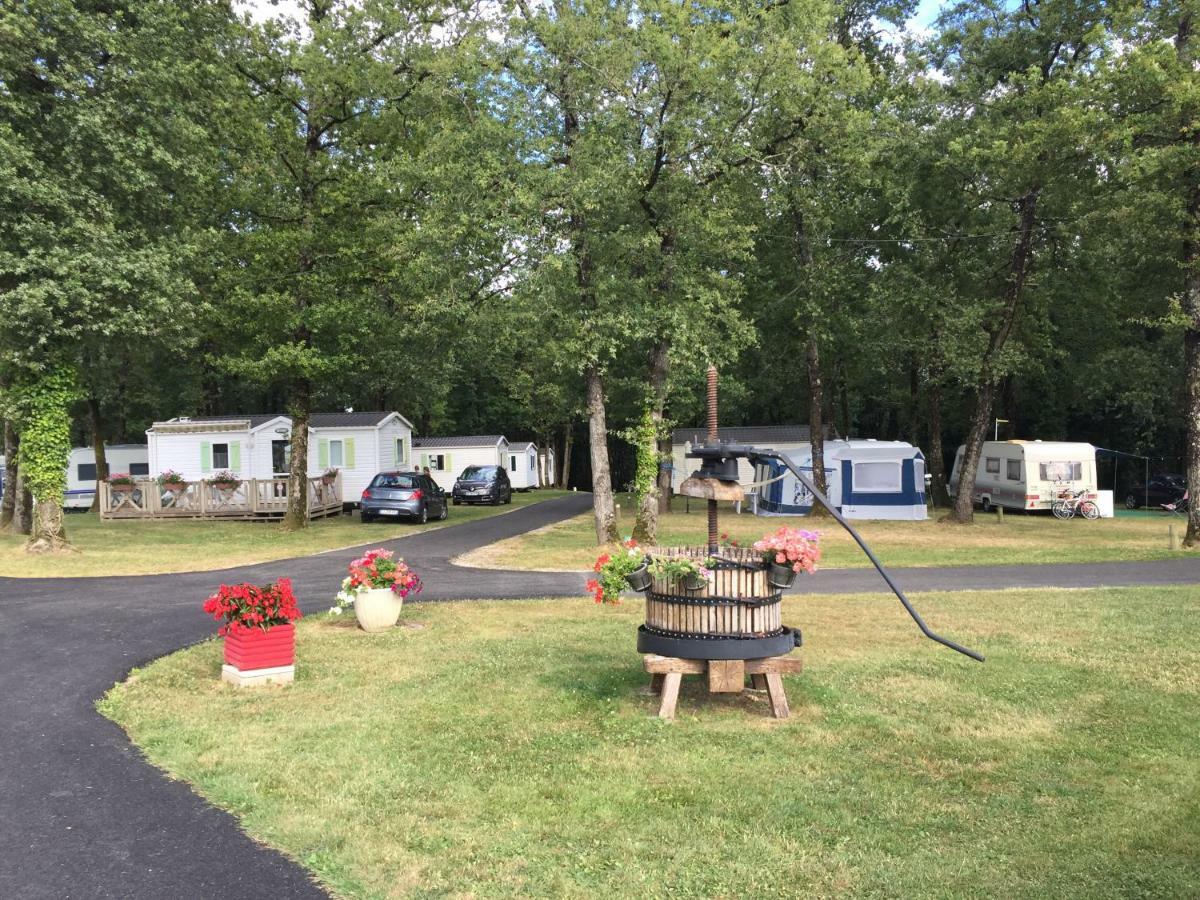 Camping Les Petites Minaudieres Hotell Saint-Sauveur  Exteriör bild