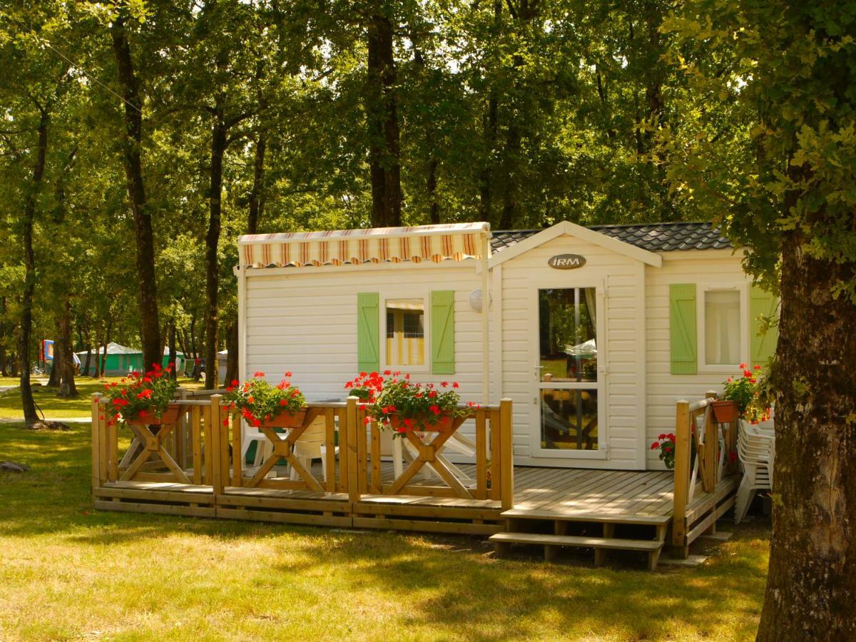 Camping Les Petites Minaudieres Hotell Saint-Sauveur  Exteriör bild