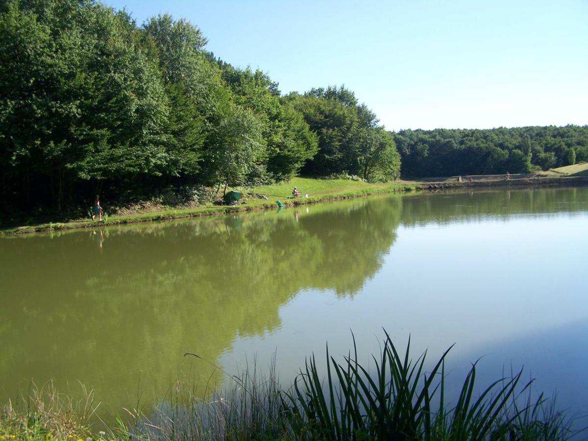 Camping Les Petites Minaudieres Hotell Saint-Sauveur  Exteriör bild