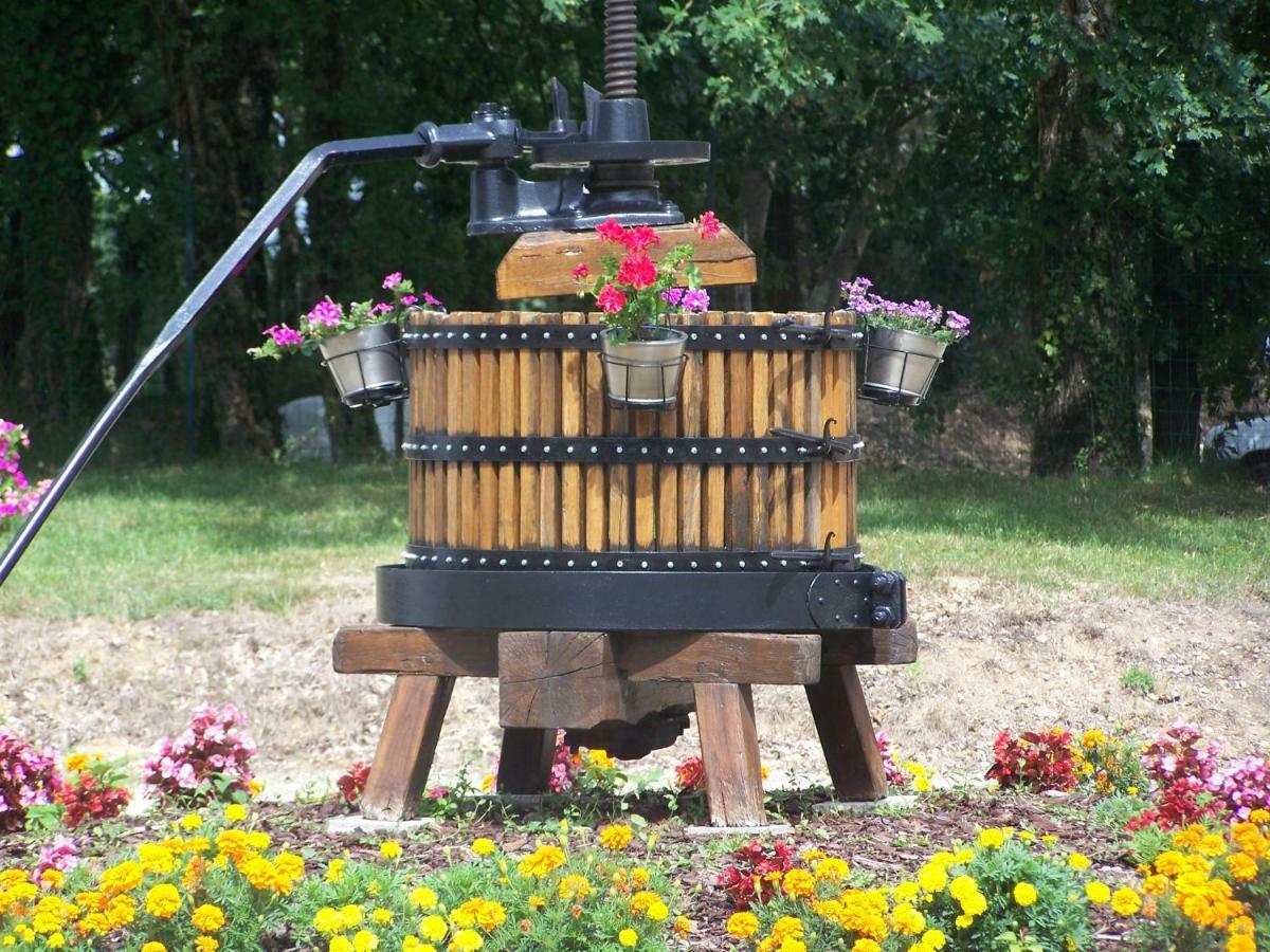 Camping Les Petites Minaudieres Hotell Saint-Sauveur  Exteriör bild